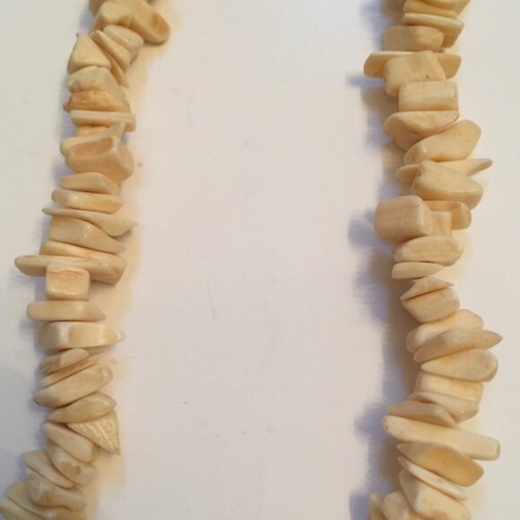 NECKLACE SHELL STRAND CREAM CHIPS ROUND PENDANT 29” - Picture 4 of 5